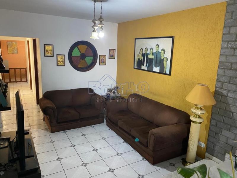 Casa 243m² 4 dormitórios com piscina